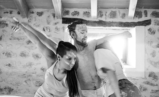 Emergen tres bailarines, vestidos del color de la piedra 