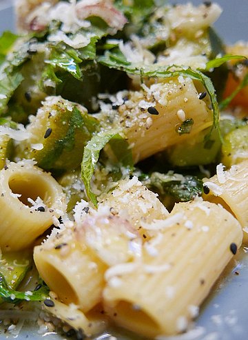 Francesco Tristano cocina para bulthaup su receta de pasta con umeboshi, shiso y calabacín