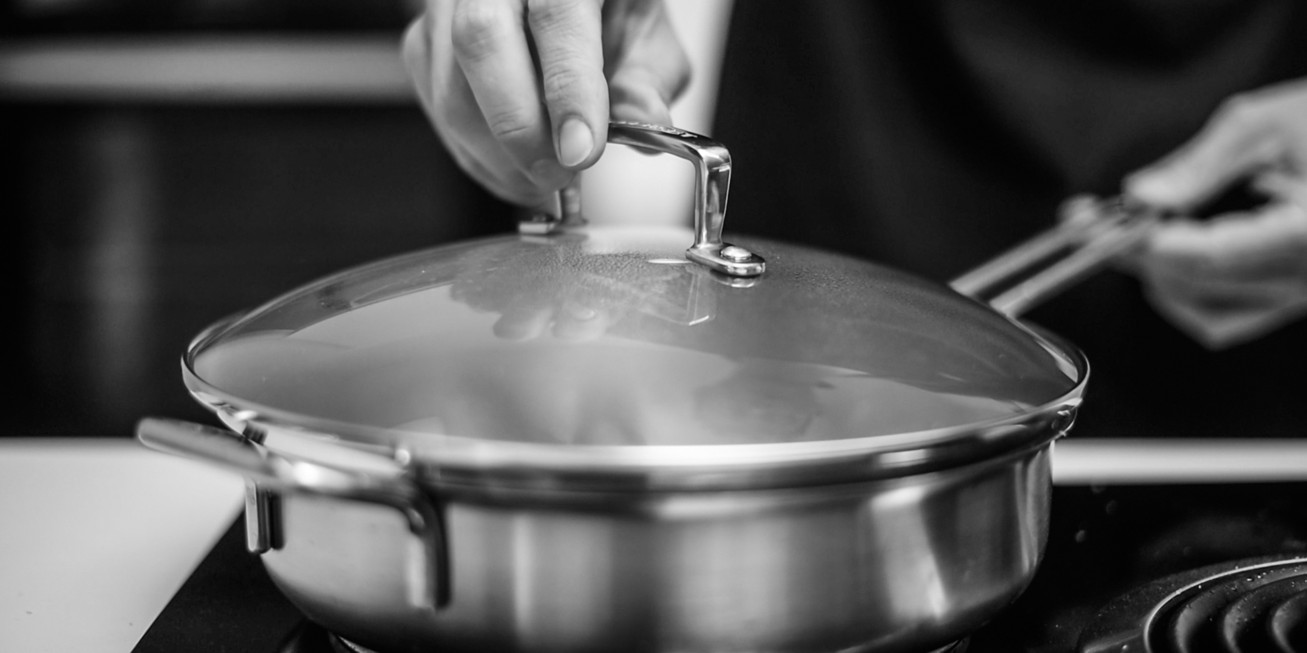 Francesco Tristano propone servir la pasta con parmigiano reggiano y semillas de sésamo tostadas 